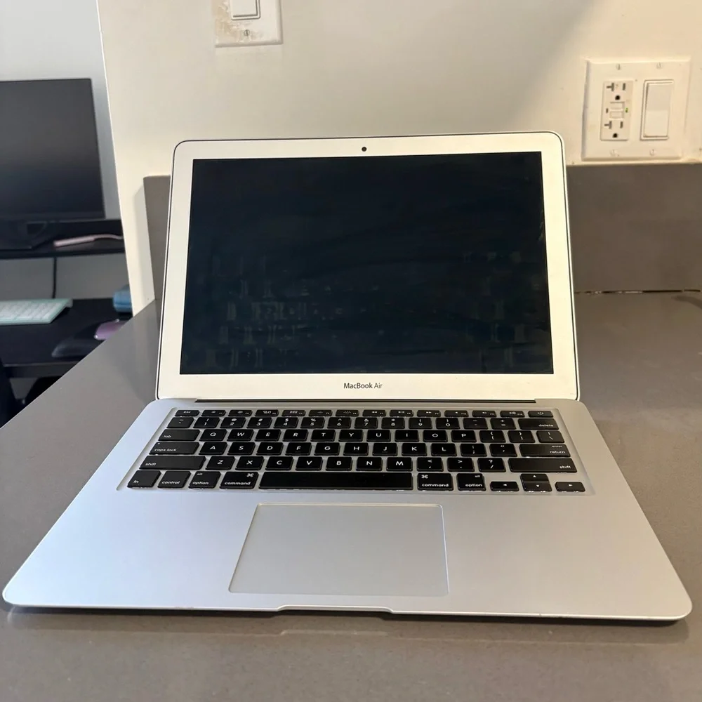 2017/2018 Apple MacBook Air 13 in. - Sleek Silver Design